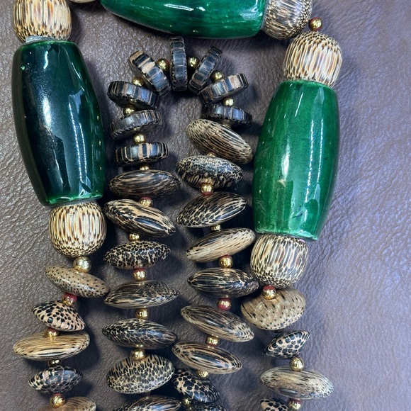 Huge safari look necklace with wood and three intriguing hunter green pieces - Picture 4 of 16